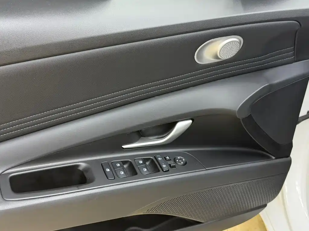 Hyundai Elantra — миниатюра 10