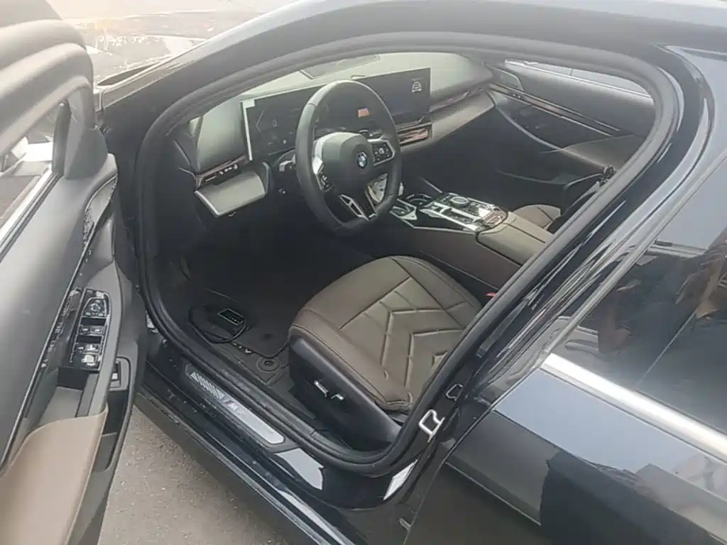 BMW 5 Series — миниатюра 21