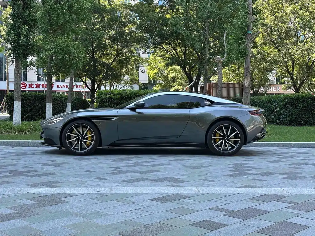 Aston Martin DB11 — миниатюра 4