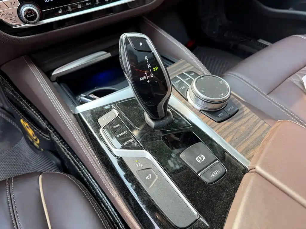 BMW 5 Series — миниатюра 9