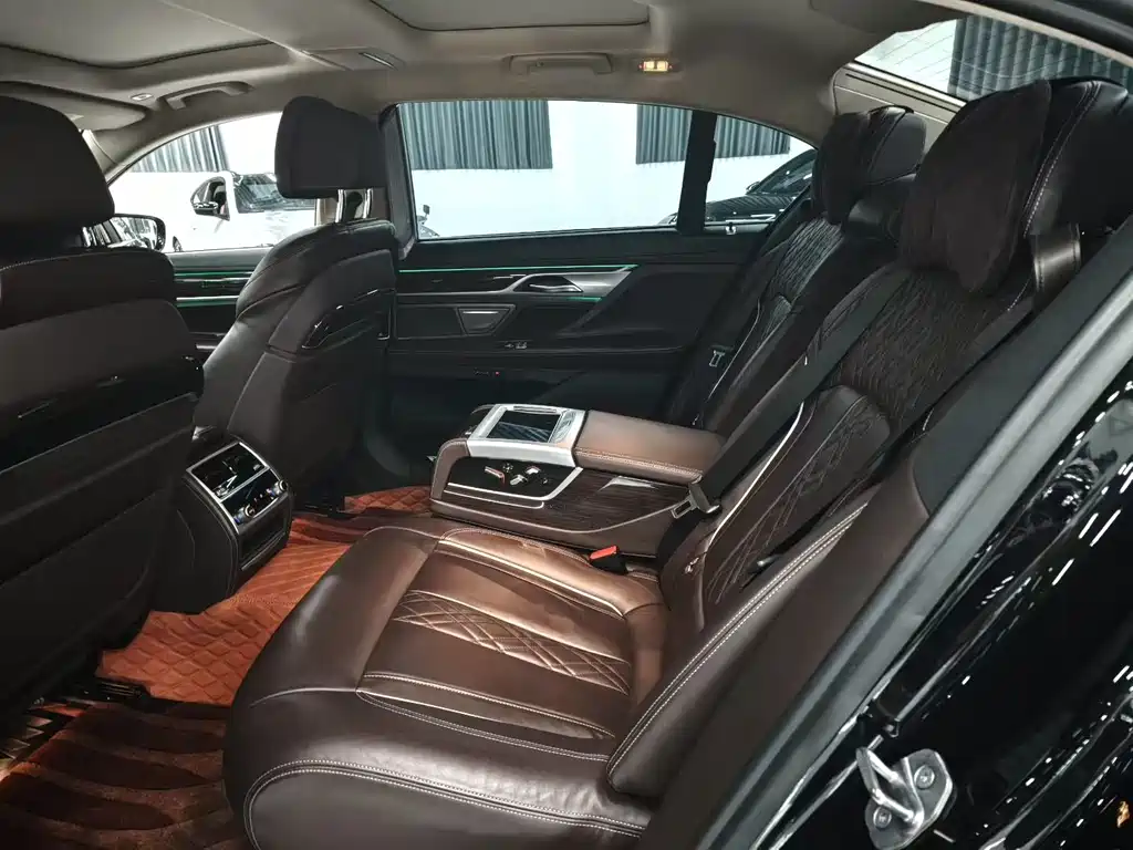 BMW 7 Series — миниатюра 6
