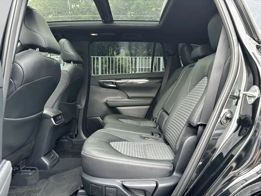 Toyota Crown Kluger — миниатюра 21