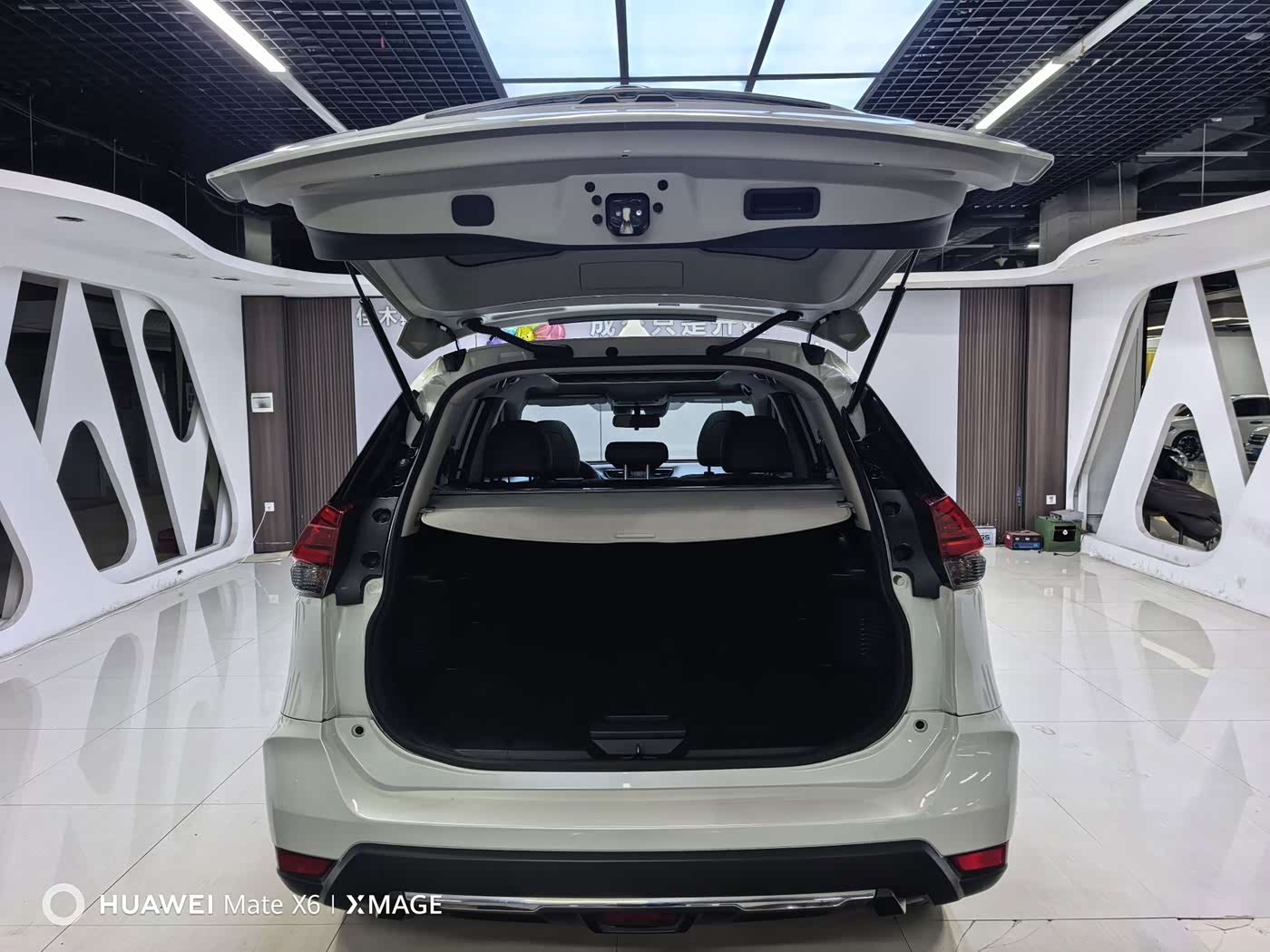 Nissan X-Trail 2.0 л 2023 г. Белый, пробег 40000 км
