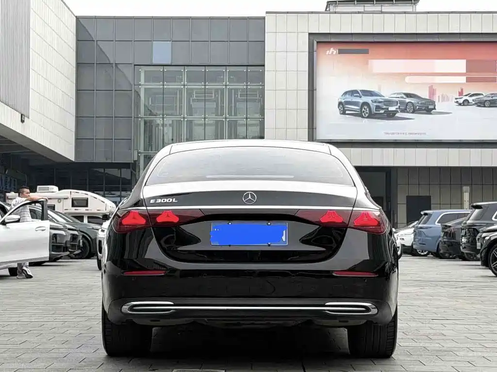 Mercedes-Benz E-Class — миниатюра 8