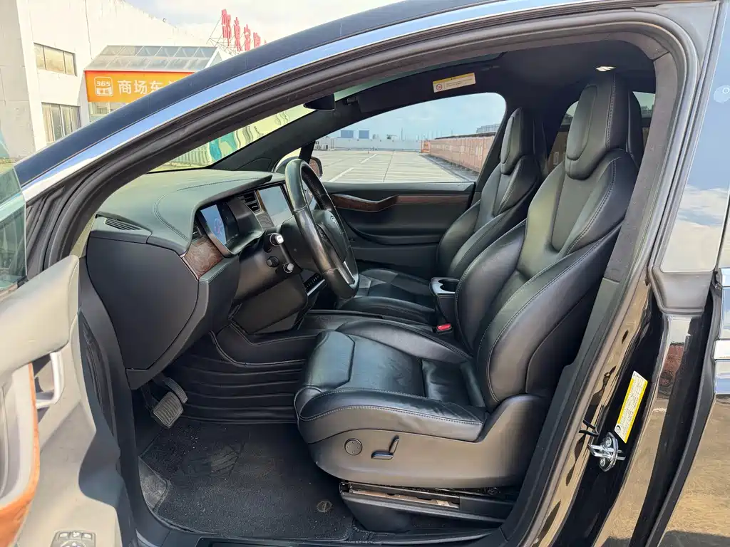 Tesla Model X — миниатюра 10