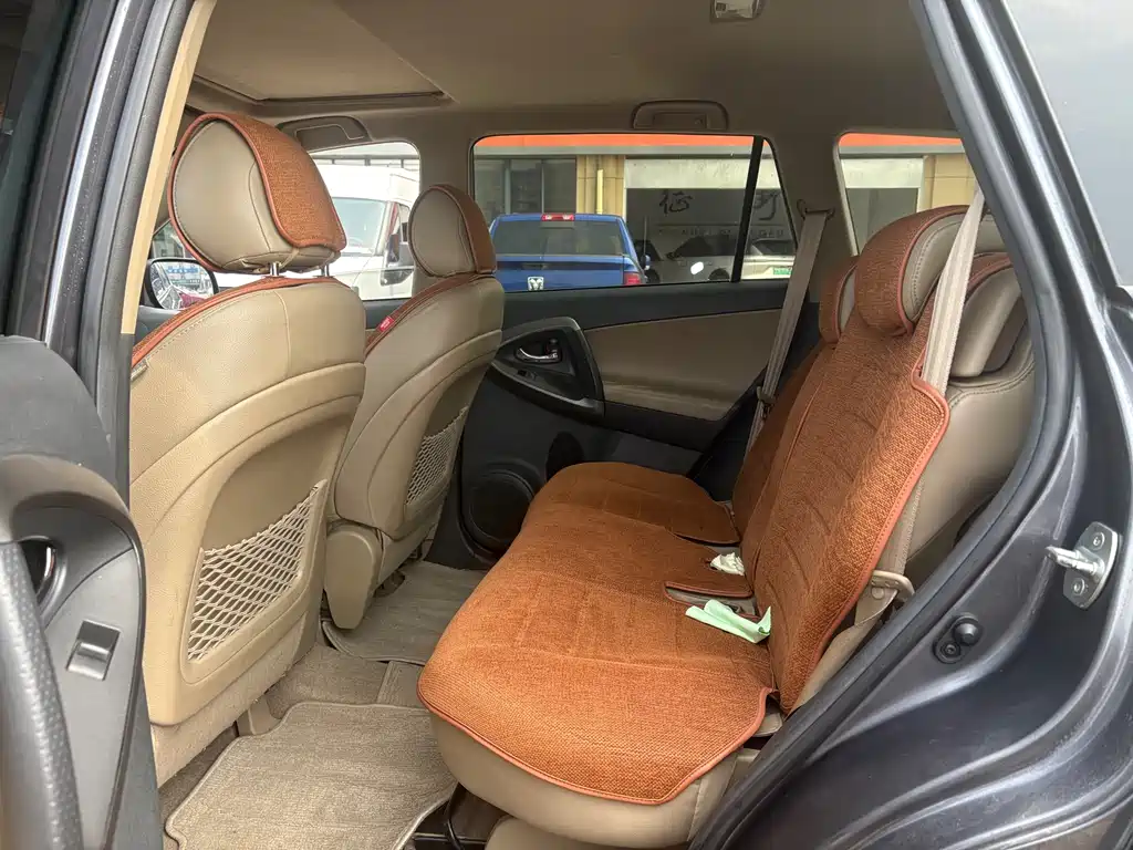 Toyota RAV4 2012 2.4L AT Luxury