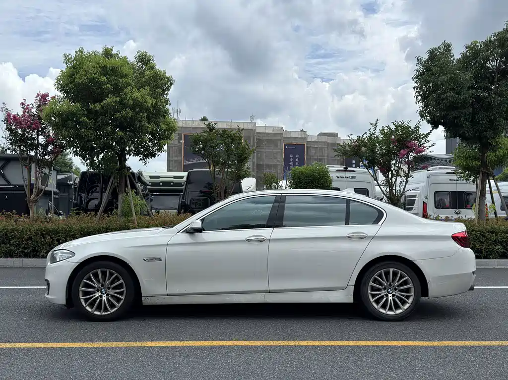 BMW 5 Series — миниатюра 4