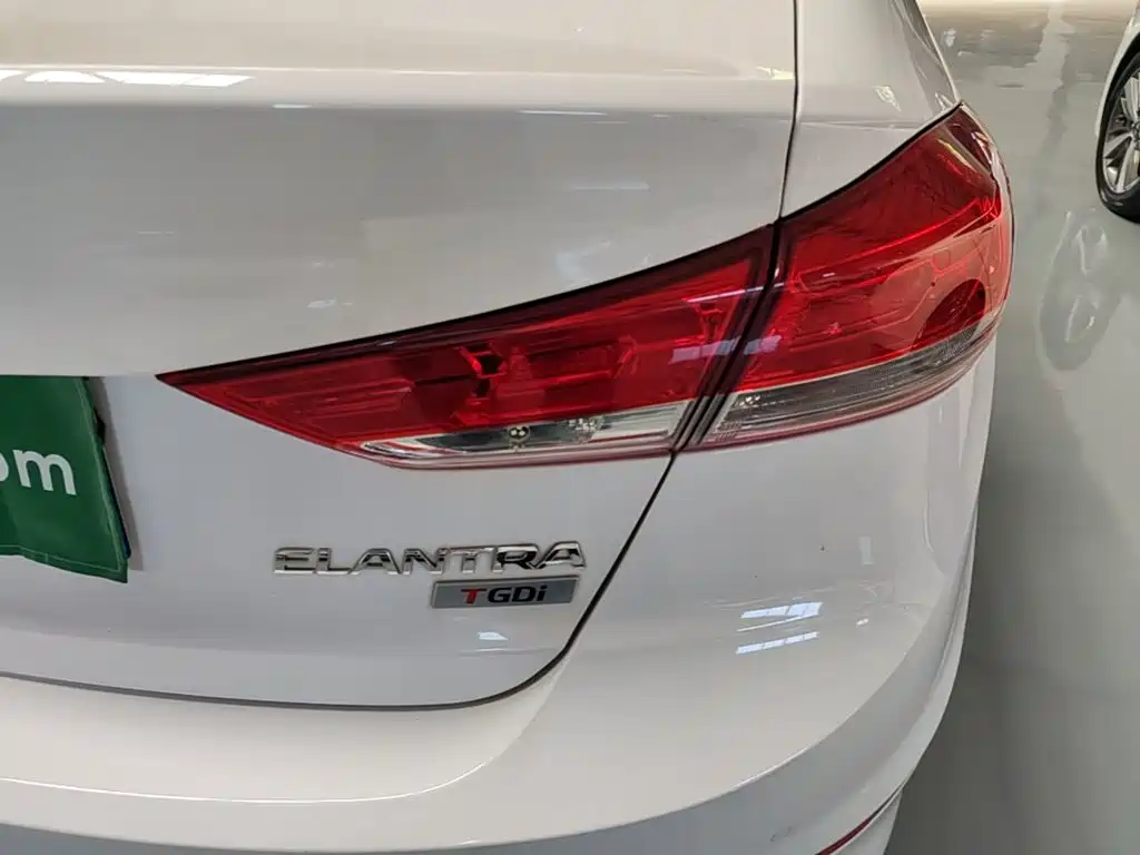 Hyundai Elantra — миниатюра 8