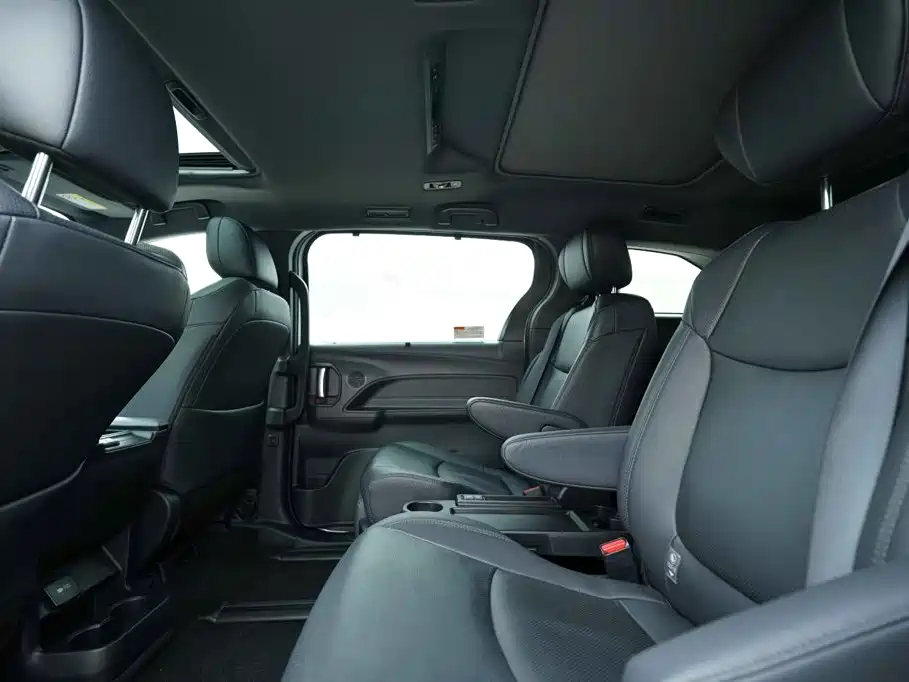 Toyota Sienna — миниатюра 20