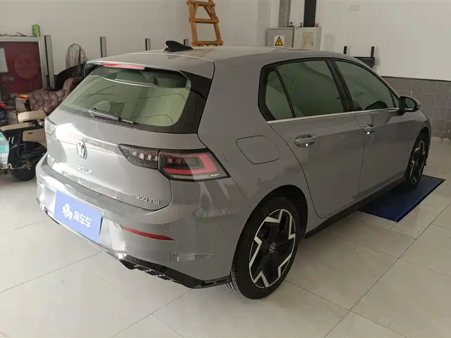 Volkswagen Golf 2025 300TSI R-Line