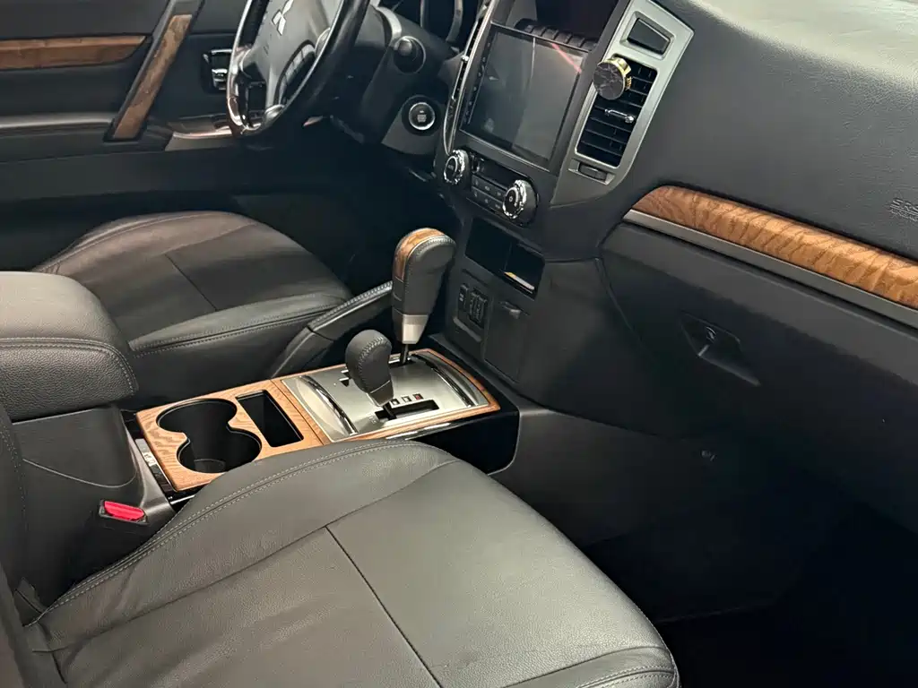 Mitsubishi Pajero (Import) — миниатюра 11