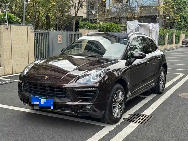 PORSCHE MACAN
