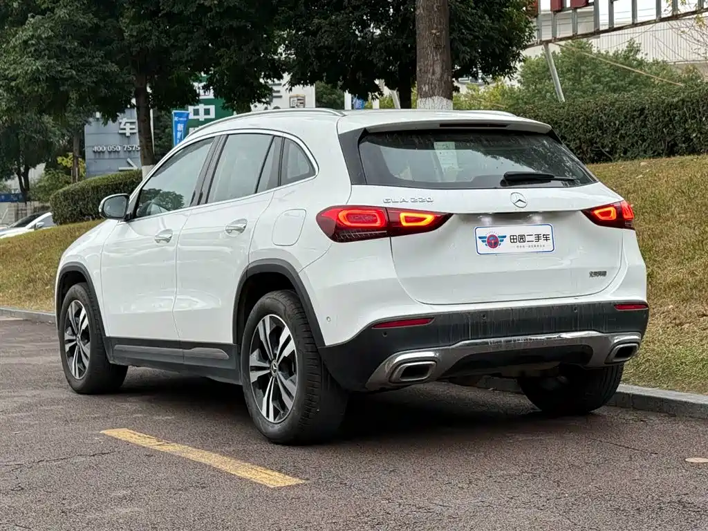 MERCEDES-BENZ GLA