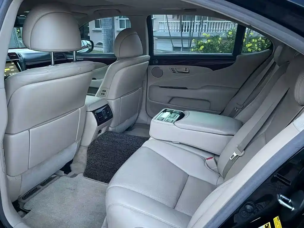 Lexus LS — миниатюра 8