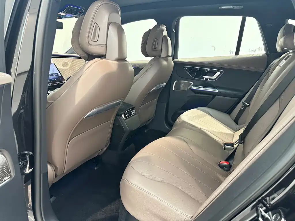 Mercedes-Benz EQE SUV — миниатюра 9
