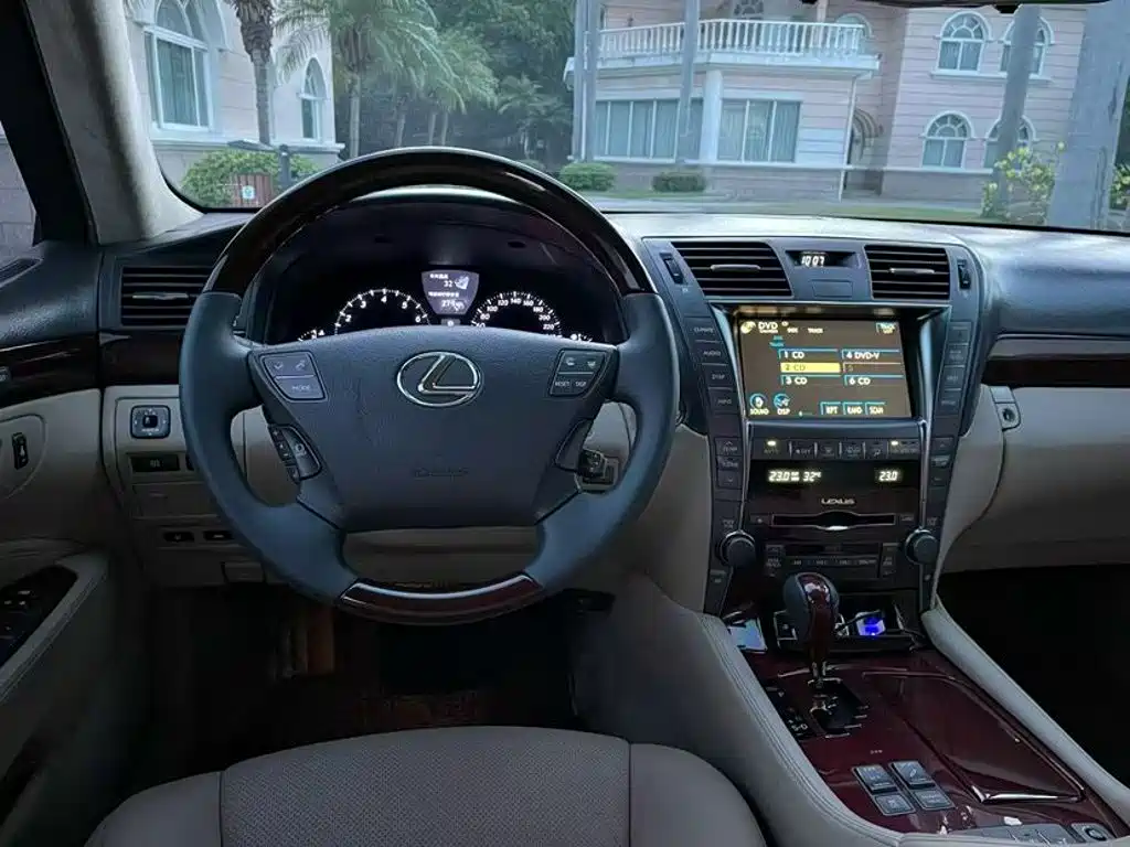 Lexus LS — миниатюра 6