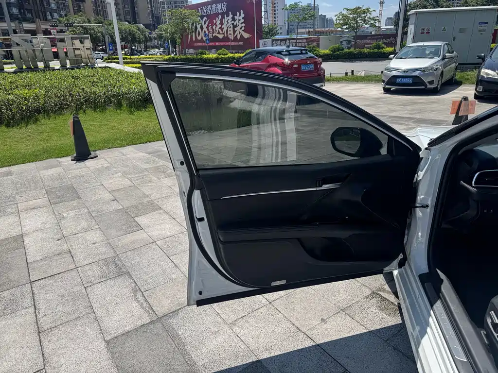 Toyota Camry — миниатюра 14