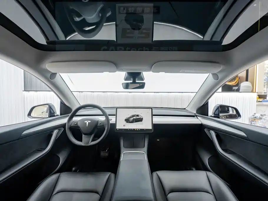 Tesla Model Y — миниатюра 12