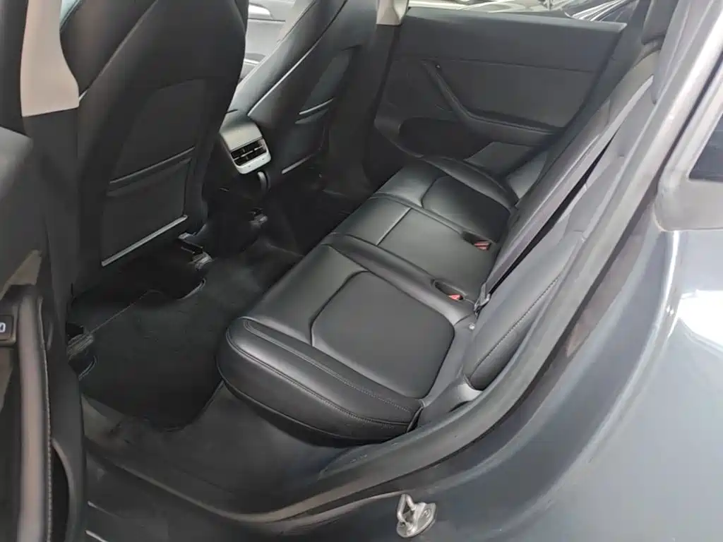 Tesla Model Y — миниатюра 17