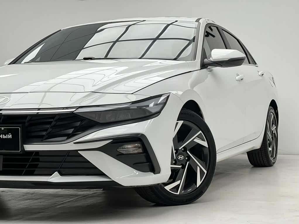 Hyundai Elantra 1.5 л 2023 г. Белый, пробег 20000 км