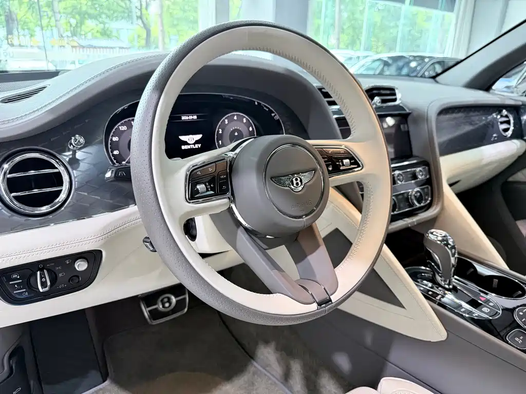 Bentley Bentayga — миниатюра 8