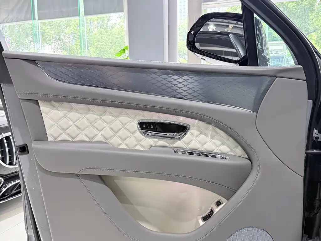 Bentley Bentayga — миниатюра 14