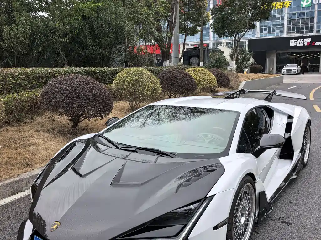 LAMBORGHINI REVUELTO