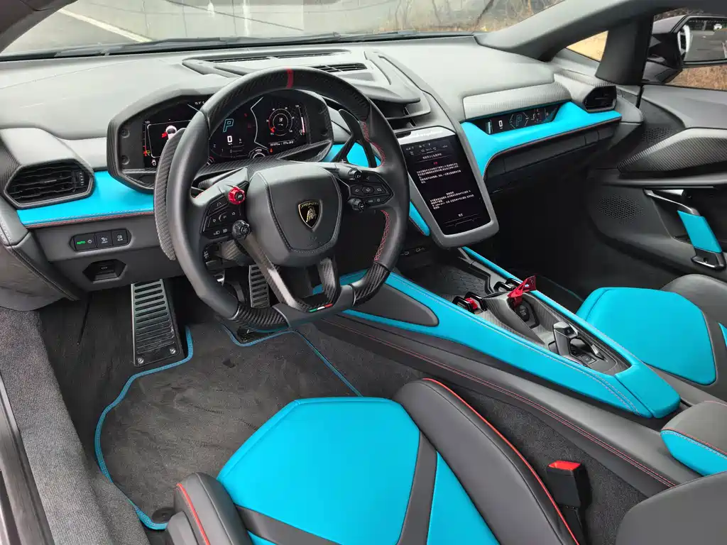 LAMBORGHINI REVUELTO