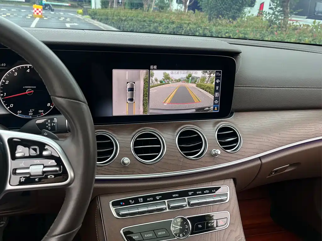 Mercedes-Benz E-Class — миниатюра 11