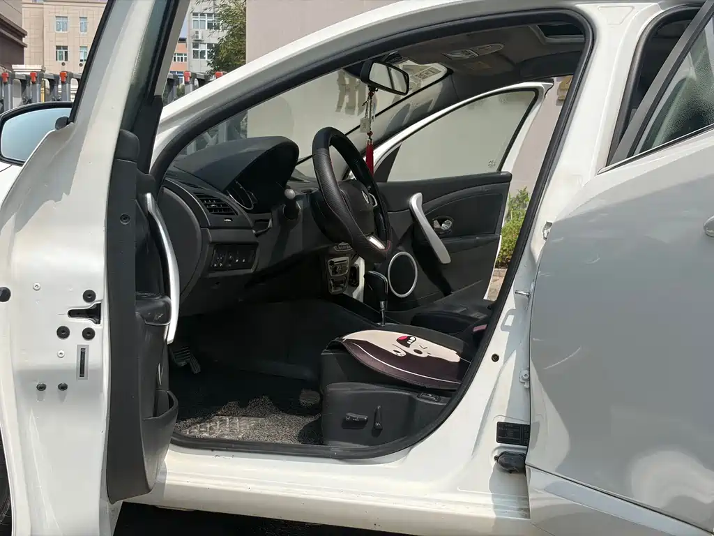 Renault Fluence — миниатюра 9