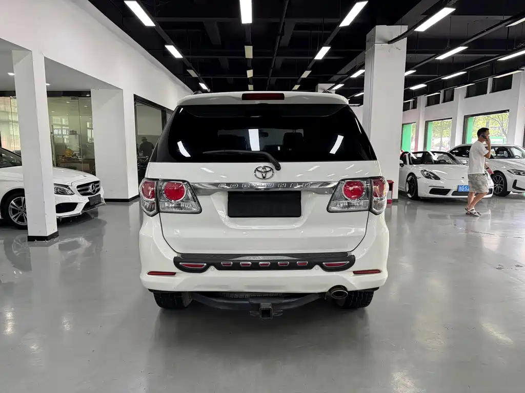 Toyota Fortuner — миниатюра 10