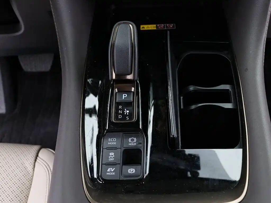 Toyota Alphard — миниатюра 17
