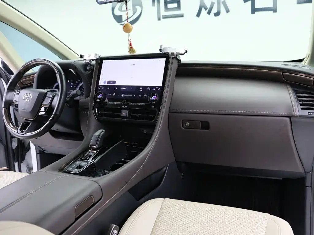 Toyota Alphard — миниатюра 22