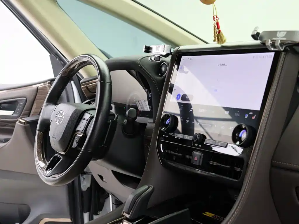 Toyota Alphard — миниатюра 10
