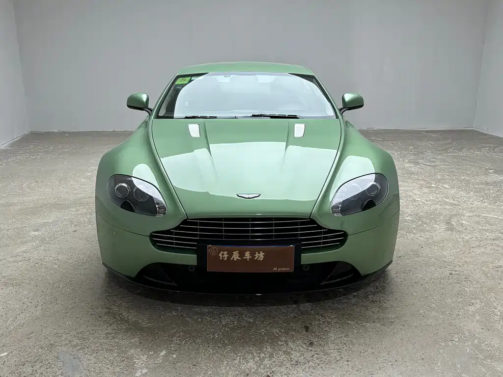 Aston Martin V8 Vantage 2014