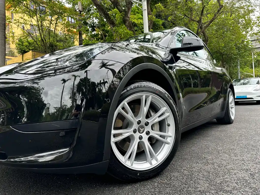 Tesla Model Y — миниатюра 9