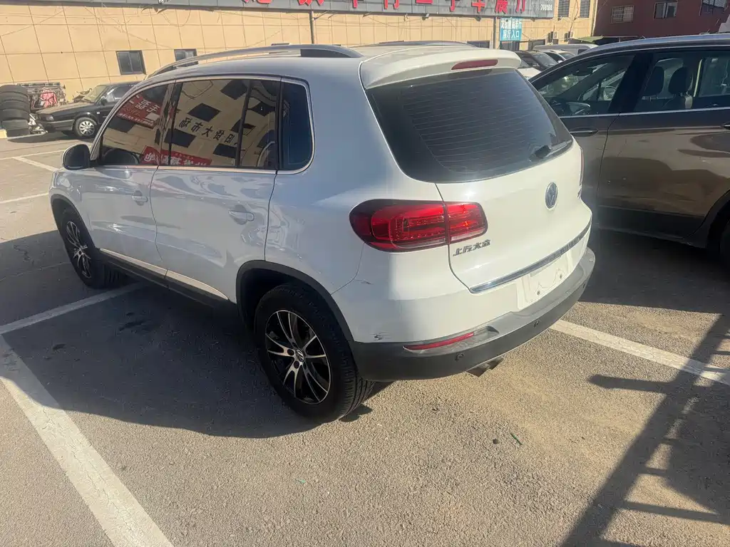 VOLKSWAGEN TIGUAN
