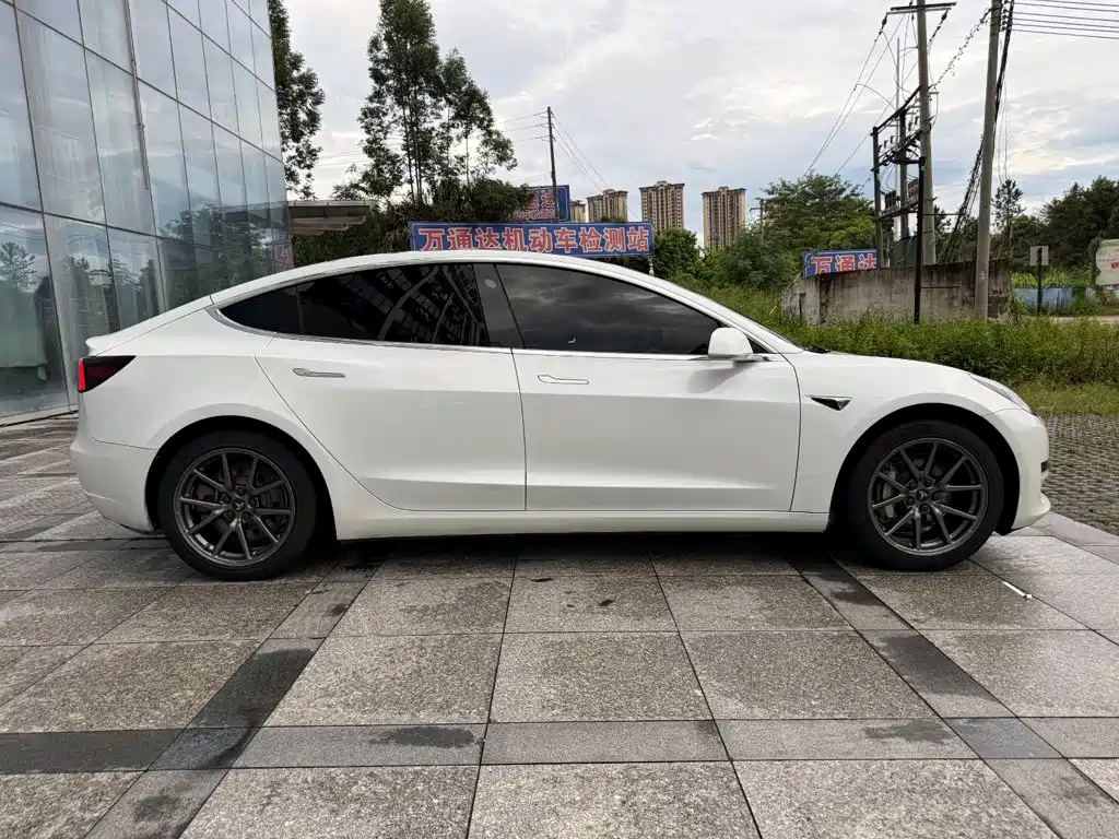 Tesla Model 3 — миниатюра 6