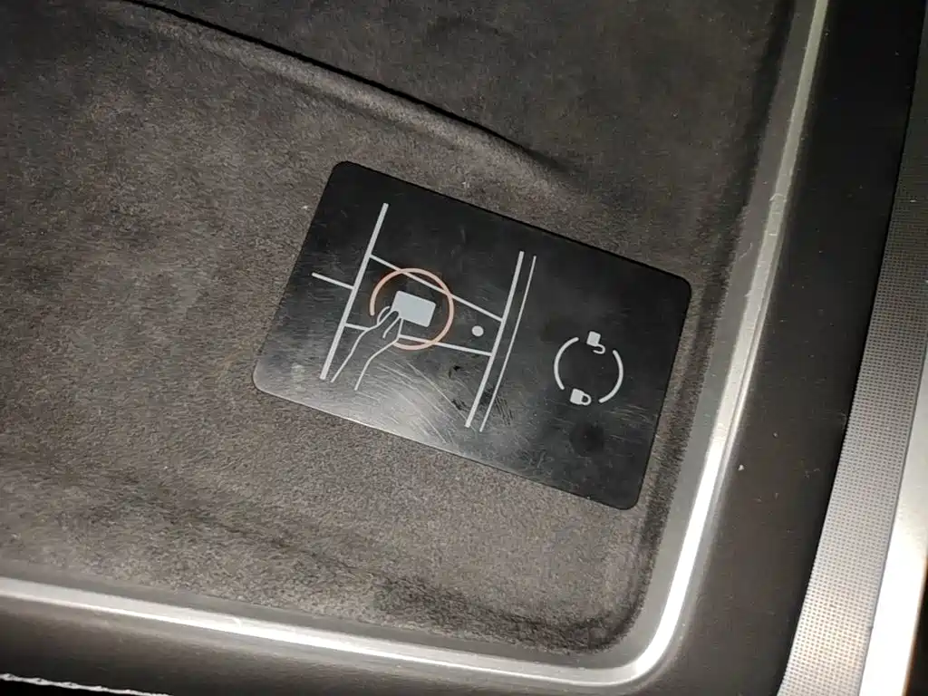 Tesla Model Y — миниатюра 9
