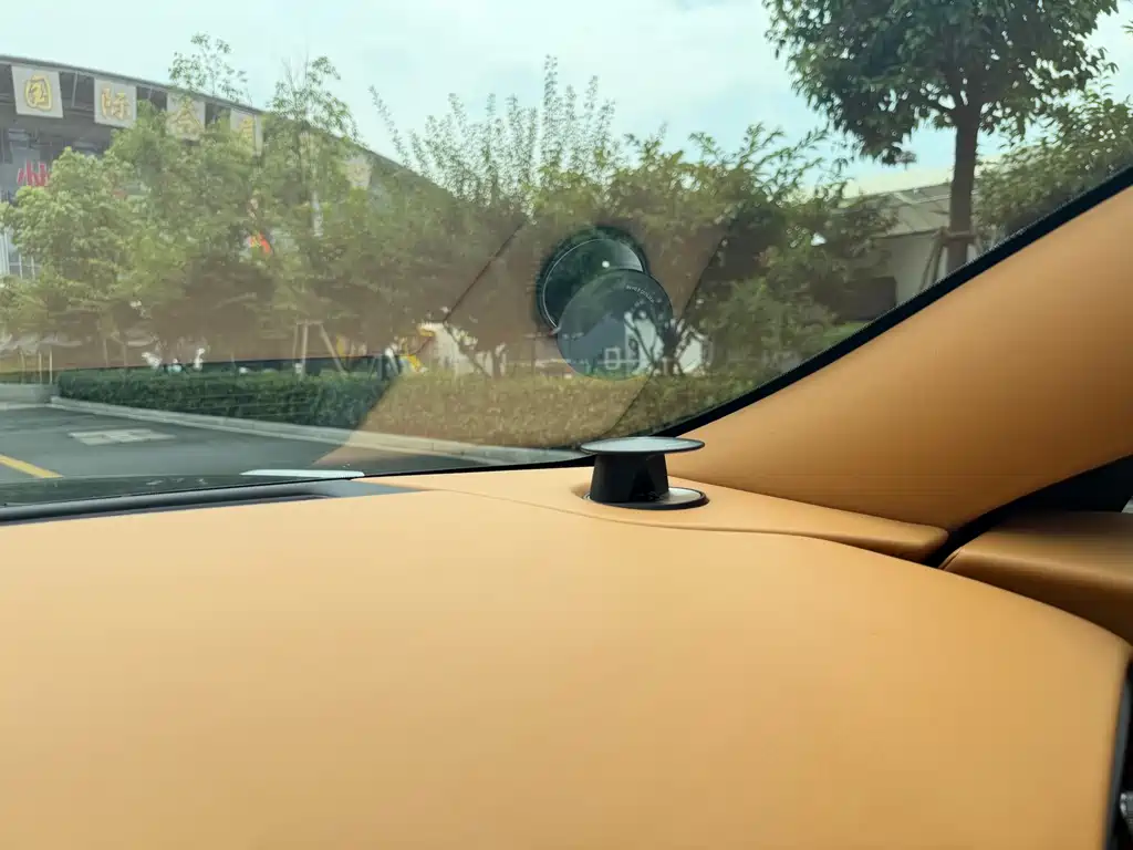 Aston Martin DB11 — миниатюра 14