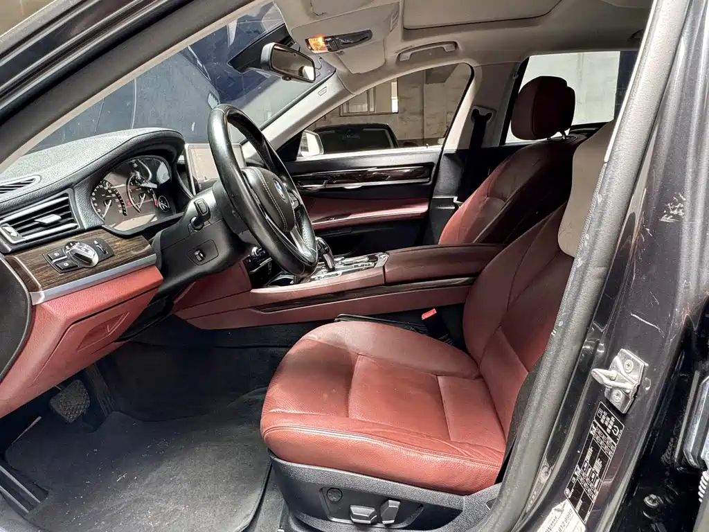 BMW 7 Series — миниатюра 4