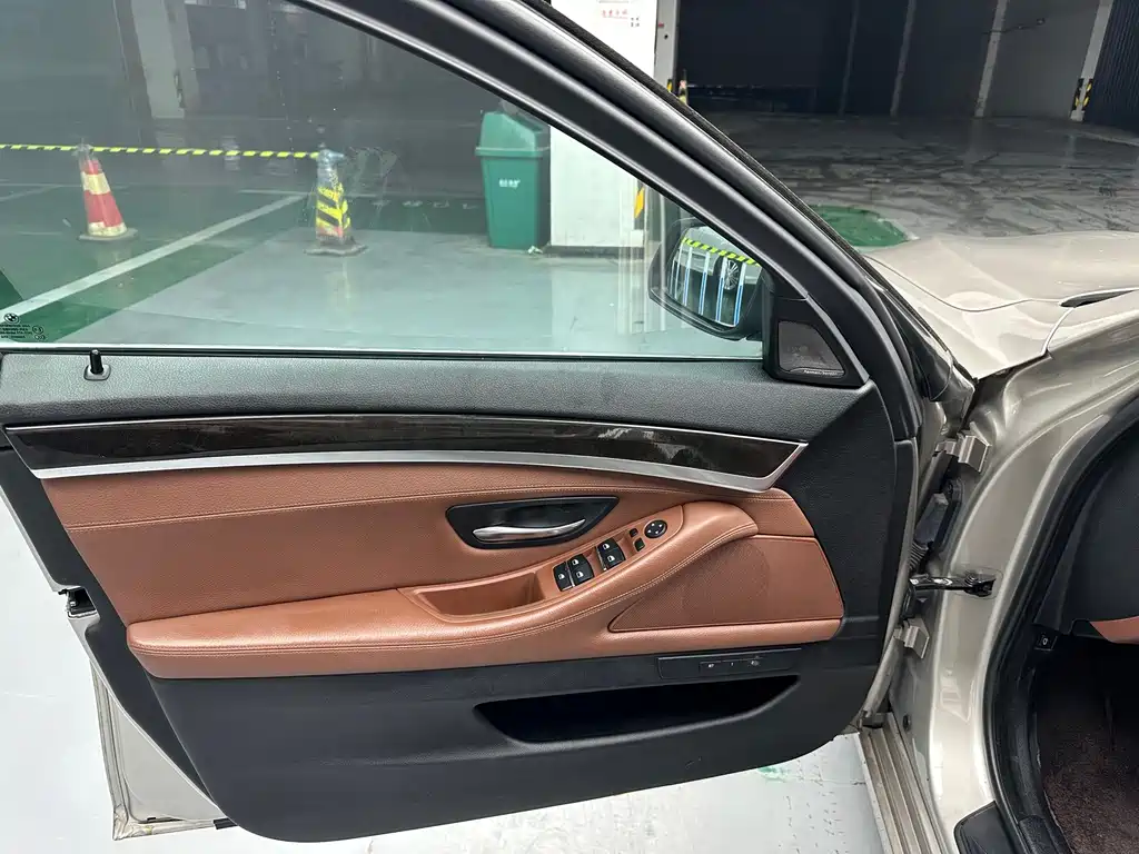BMW 5 Series — миниатюра 8