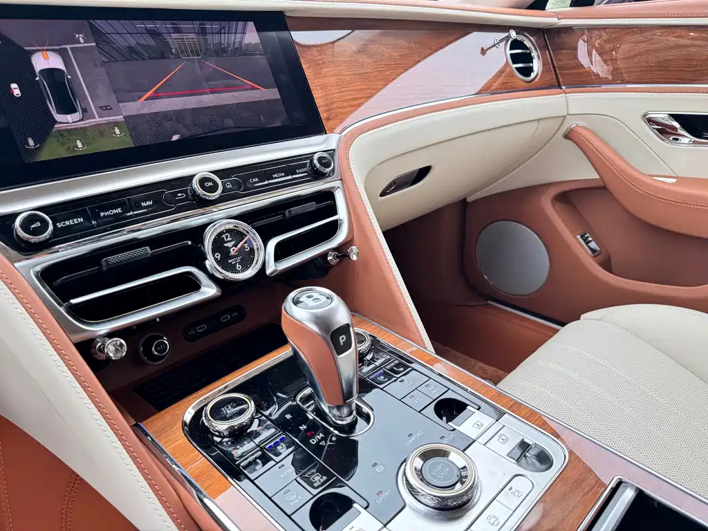 Bentley Flying Spur PHEV — миниатюра 11