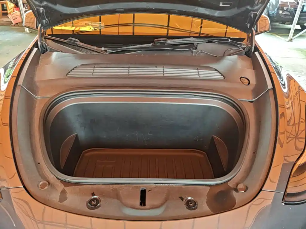 Tesla Model Y — миниатюра 20