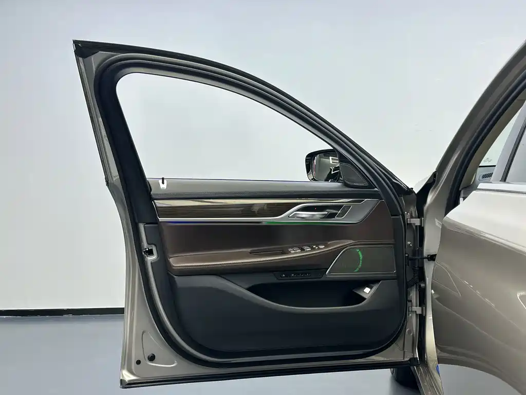 BMW 7 Series — миниатюра 30