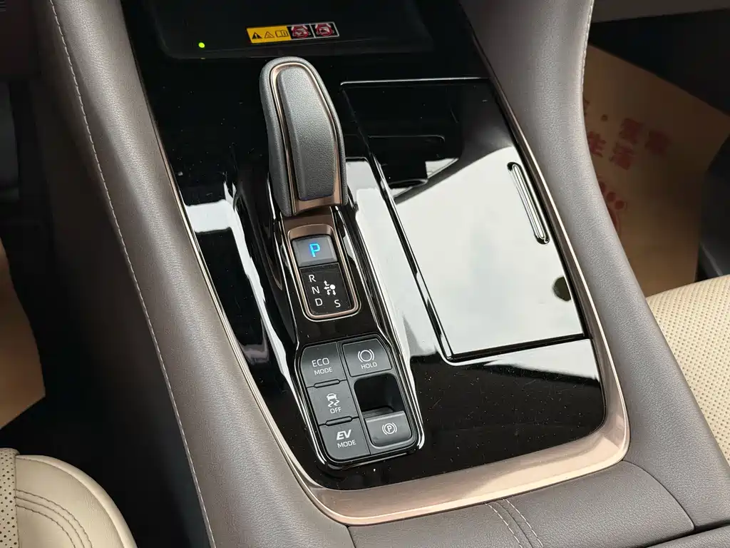 Toyota Alphard — миниатюра 20