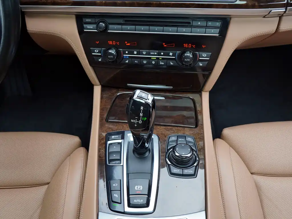 BMW 7 Series — миниатюра 9