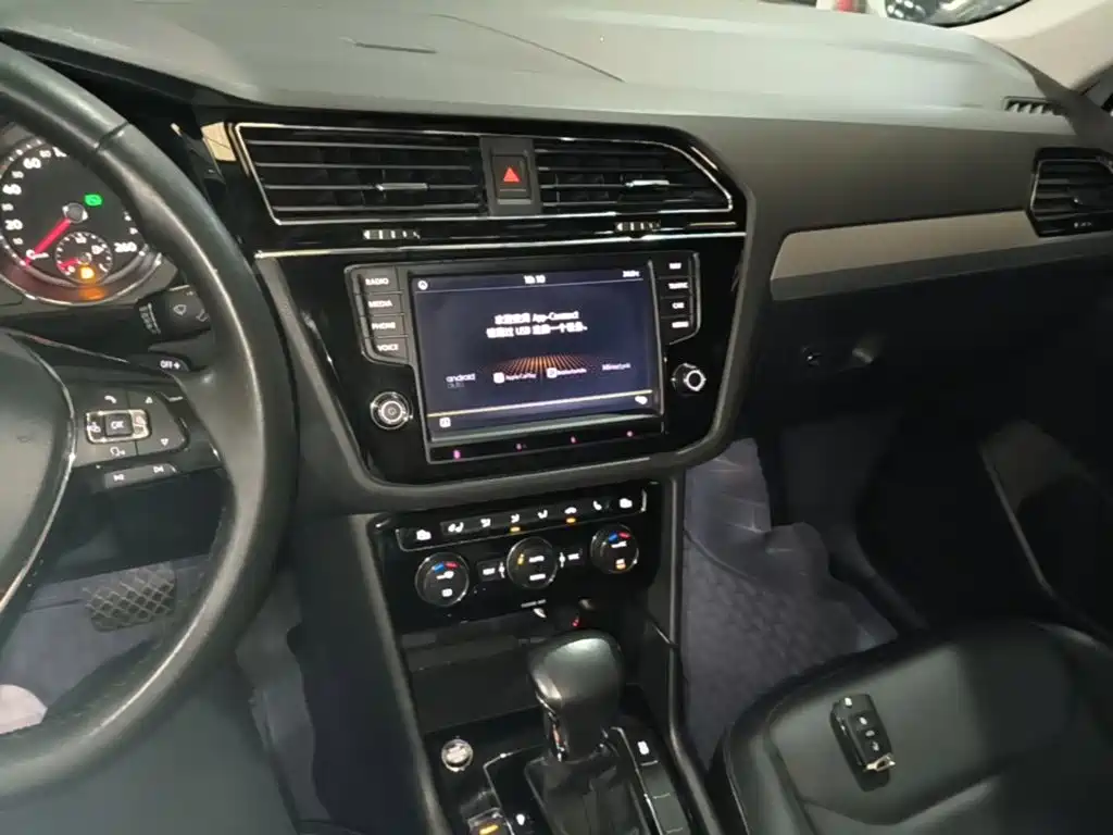Volkswagen Tiguan L — миниатюра 10