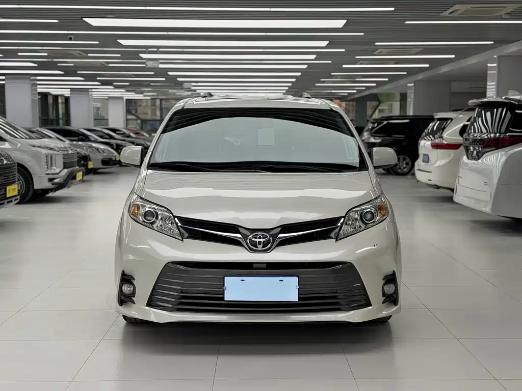 Toyota Sienna — миниатюра 2