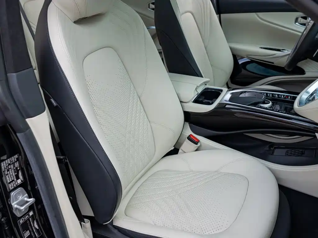 Aston Martin DBX — миниатюра 18